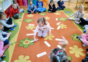 Dziewczyna szuka grzecznościowych wyrazów
