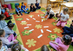 Dziewczyna szuka grzecznościowych wyrazów