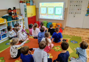 Dzieci grają w grę na tablicy interaktywnej