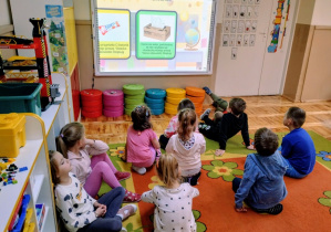 Dzieci grają w grę na tablicy interaktywnej