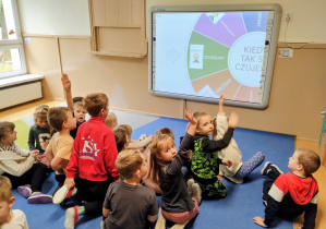 Dzieci grają w grę na tablicy interaktywnej