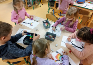 Dzieci rysują własne gałęzie do drzew przyjźni