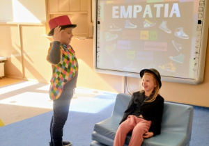 Dzieci przedstawiają empatyczne scenki