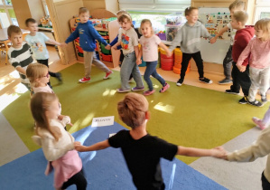 Dzieci tańczą w kółku