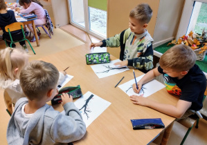 Dzieci rysują własne gałęzie do drzew przyjźni