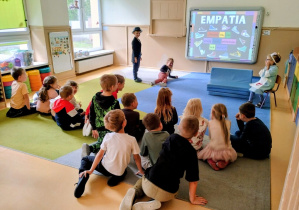 Dzieci grają w grę na tablicy interaktywnej