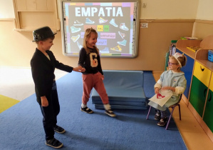 Dzieci przedstawiają empatyczne scenki