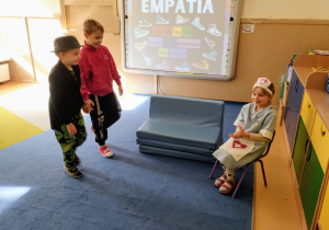 Dzieci przedstawiają empatyczne scenki