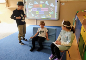 Dzieci przedstawiają empatyczne scenki