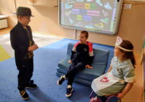 Dzieci przedstawiają empatyczne scenki