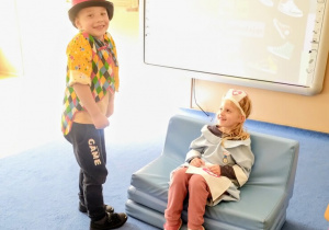 Dzieci przedstawiają empatyczne scenki