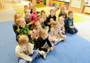 Dzieci ogldają koło z emocjami