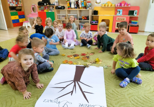 Dzieci wykonują plakat z okazji Dnia Drzewa