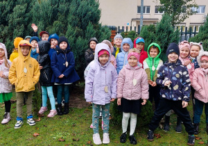 Dzieci pozują do zdjęcia w ogrodzie