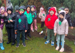 Dzieci pozują do zdjęcia w ogrodzie