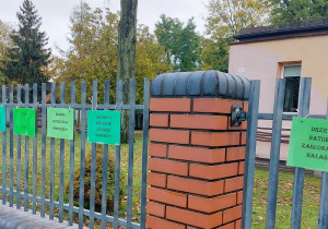 Hasła umieszczone na ogrodzeniu przedszkola dotyczące drzew