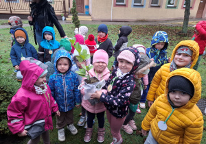 Dzieci pokazują drzewko do posadzenia