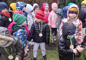 Dzieci posadziły drzewko