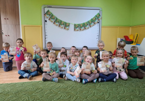 Dzieci pozuj do zdjęcia z dyplomami i medalami