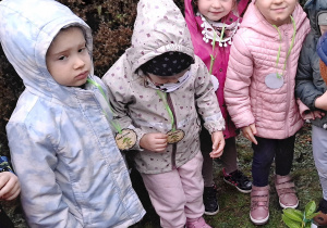 Dzieci sadzą drzewko