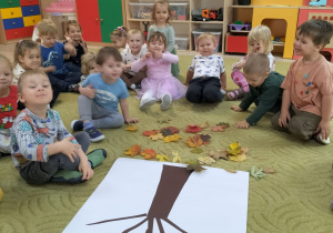 Dzieci wykonują plakat z drzewem