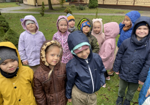 Dzieci pozują do zdjęcia.