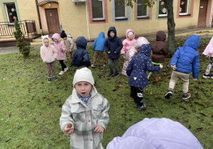 Dziewczynka pokazuje orzeszka.