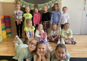 Dziewczynki pozują do zdjęcia.