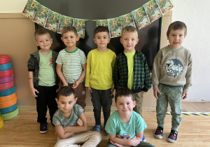 Chłopcy pozują do zdjęcia.