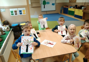 6-latki prezentują wykonane prace