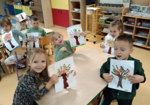 Dzieci pokazują swoje prace