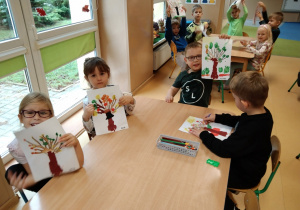 Dzieci pokazują swoje prace