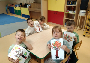 Dzieci pokazują swoje prace