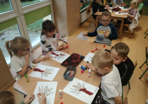Dzieci tworzą prace plastyczne