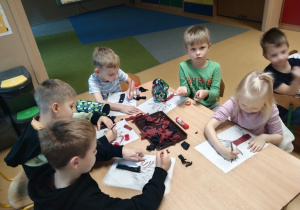 Dzieci wykonują prace plastyczne