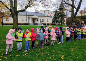 Dzieci pozują do zdjęcia