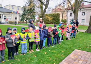 Dzieci pozują do zdjęcia