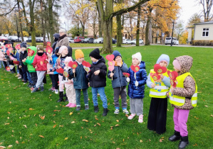 Dzieci pozują do zdjęcia