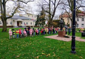 Dzieci słuchają informacji historycznych o Zduńskiej Woli