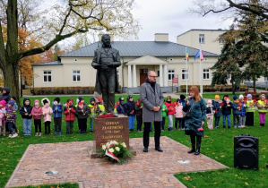 Dzieci słuchają informacji o Zduńską Wolę