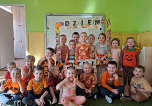 Dzieci pozują do zdjęcia