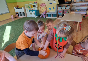 Dzieci wyciągają pestki z dyni