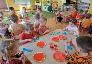 Dzieci wykonują pracę plastyczną