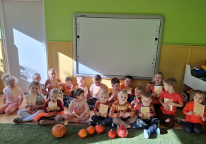 Dzieci pozują do zdjęcia