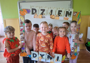 Dzieci pozują do zdjęcia