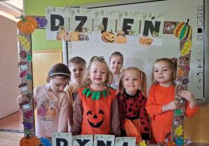 Dzieci pozują do zdjęcia