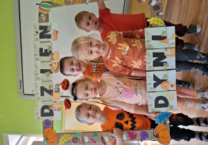 Dzieci pozują do zdjęcia