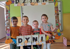 Dzieci pozują do zdjęcia