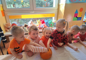 Dzieci wyciągają pestki z dyni