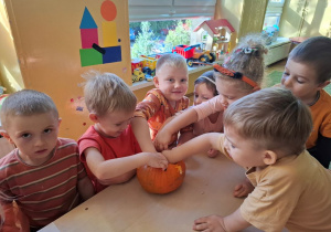 Dzieci wyciągają pestki z dyni